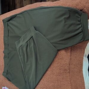 ☀️3 For $25☀️ Army Green Capri Gym Pants